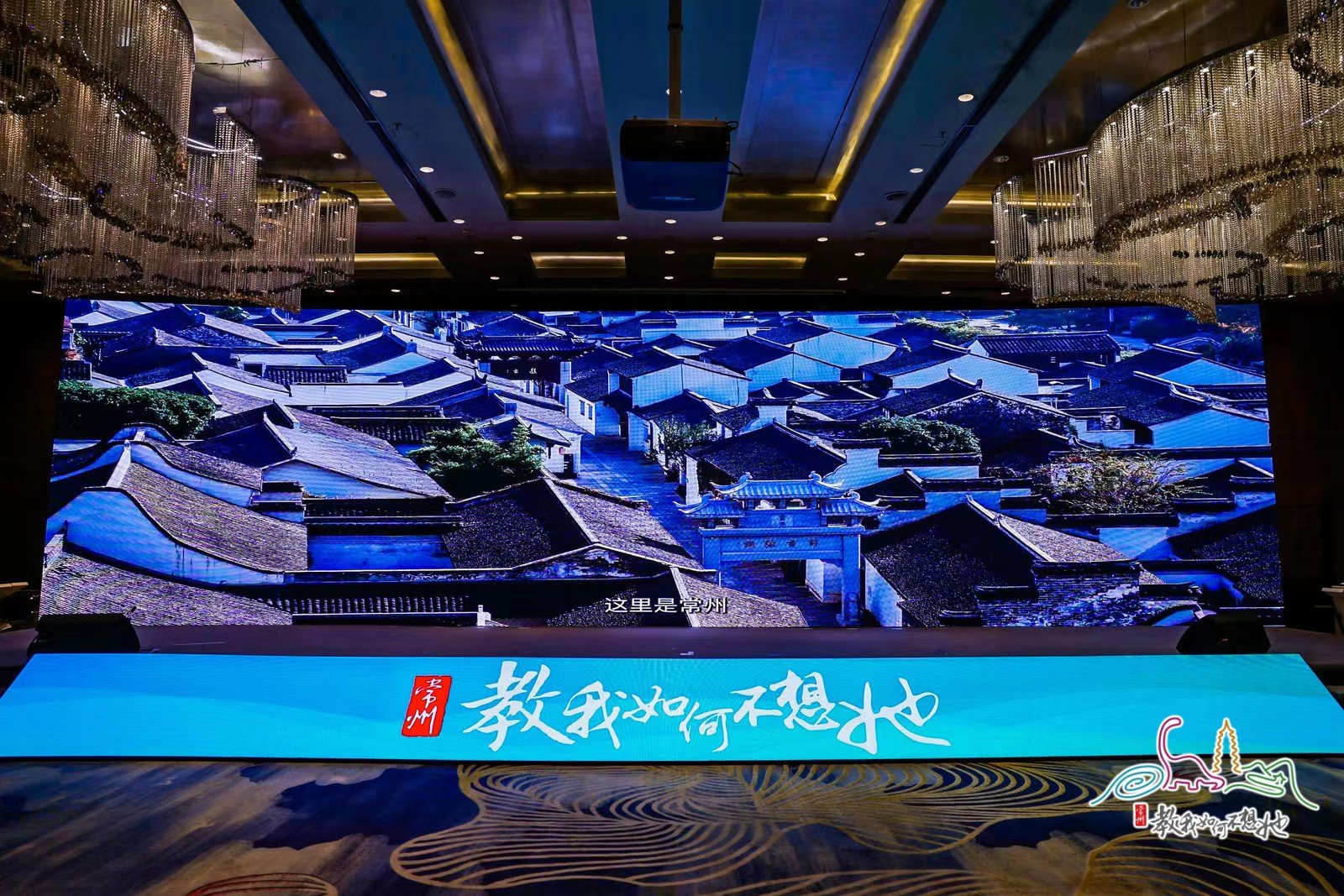 图为:巴特朝格图与边境派出所民警观察边境线情况 白玉泉摄.JPG