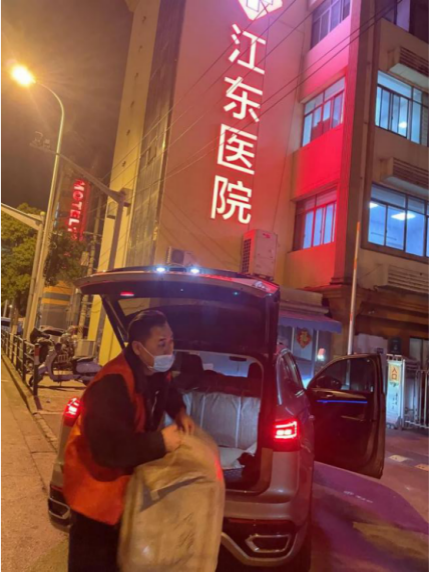 记录上海疫情中默默无闻的平民英雄