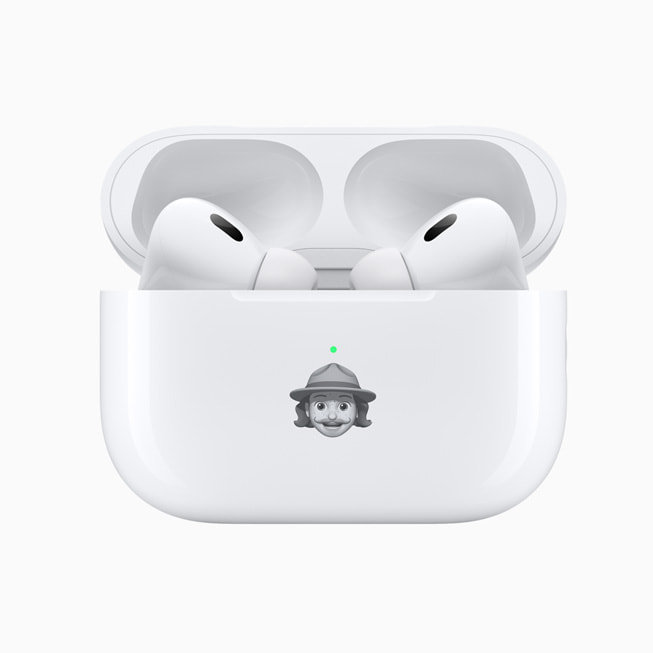 配有个性化拟我表情镌刻的 AirPods Pro。