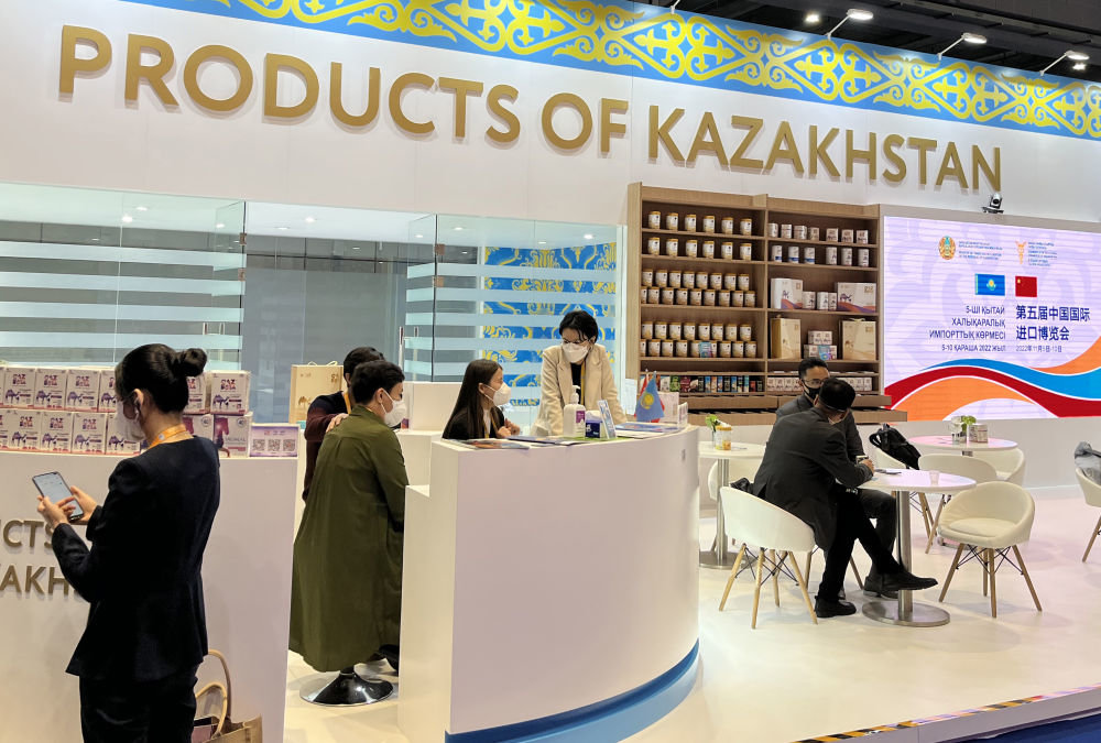 这是2022年11月6日在第五届进博会上拍摄的哈萨克斯坦产品展区。新华社记者 郑冬睿 摄