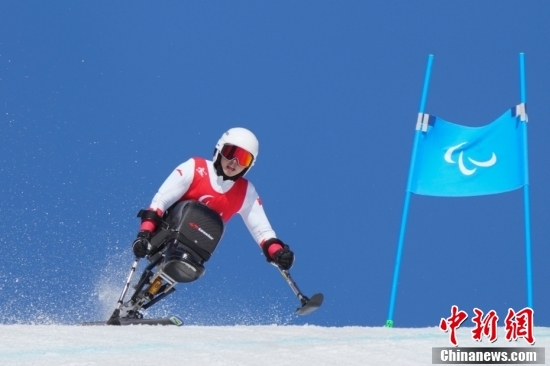 残奥高山滑雪男子全能坐姿决赛举行