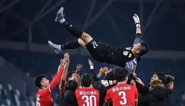 赛后甘肃泾川文汇队员庆祝胜利