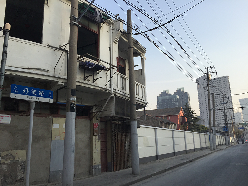 《春风沉醉的晚上》背景地唐山路日新里只剩下断墙颓垣。