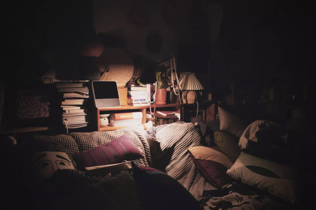 冯驌家的客厅就只亮一点点 | 图源:受访者供图