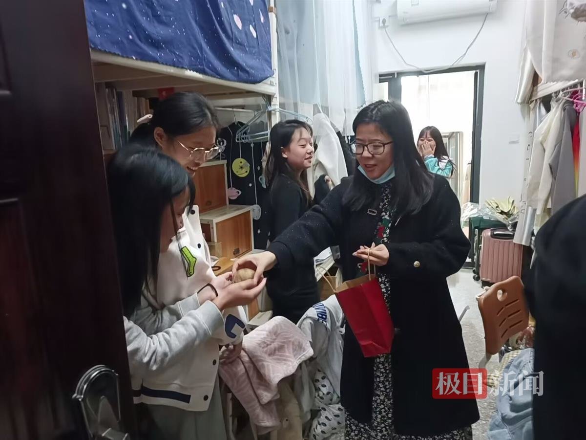 辅导员张晓英老师进宿舍为学生送烤红薯