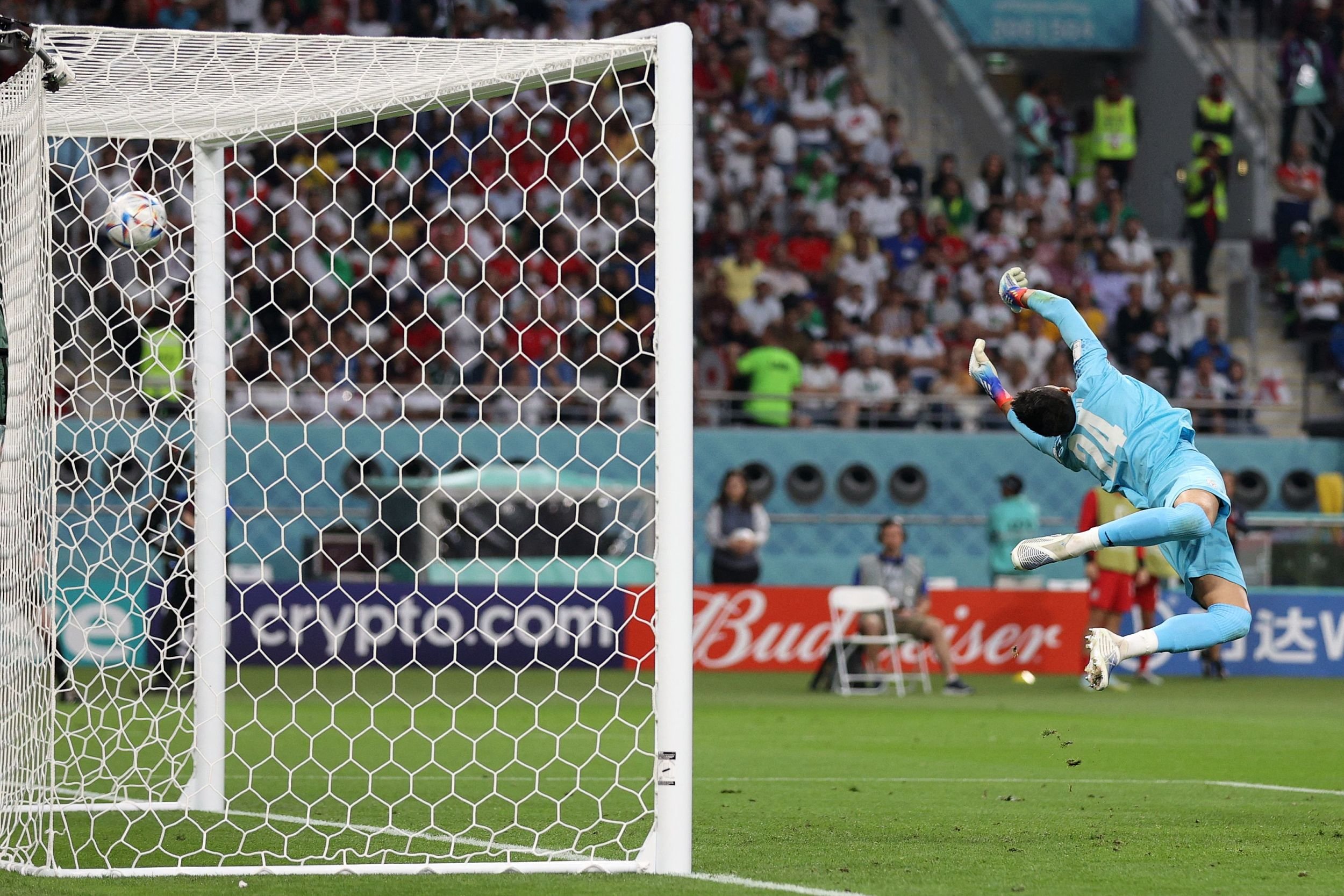 替补上场的伊朗门将侯赛尼未能拦住英格兰前锋萨卡的进球。