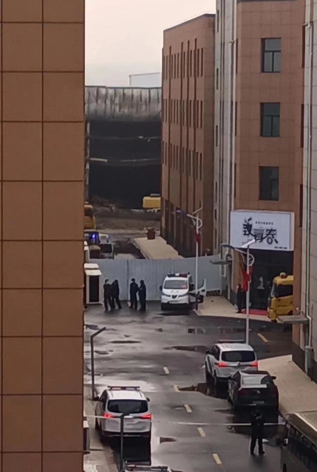 远处是被大火烧过后的厂房。消息人士供图