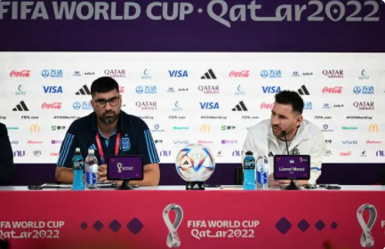 11月21日，阿根廷队球员梅西（右）在新闻发布会上。新华社记者夏一方摄