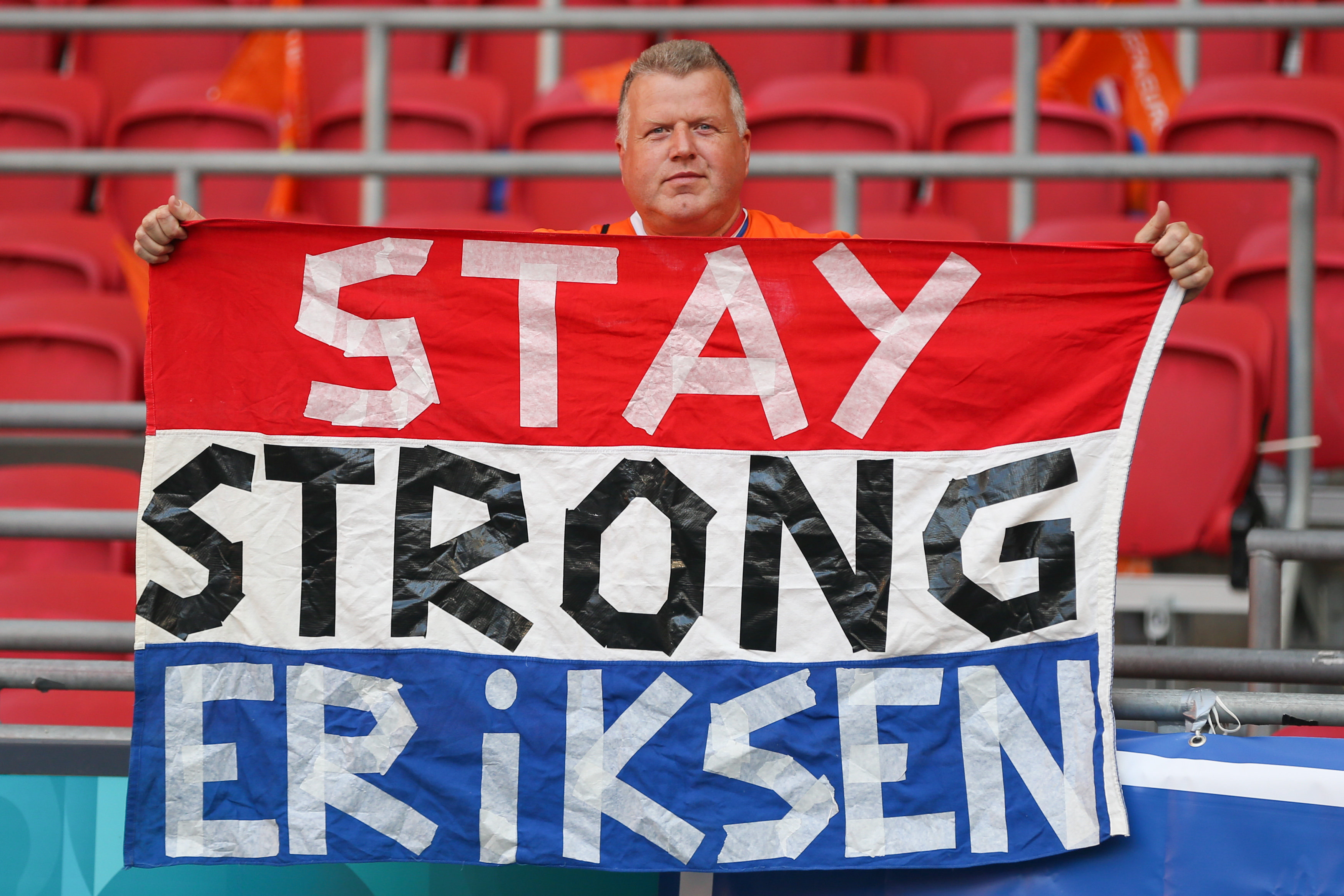 2021年6月13日，一名球迷展示为丹麦队球员埃里克森制作的鼓励标语。
