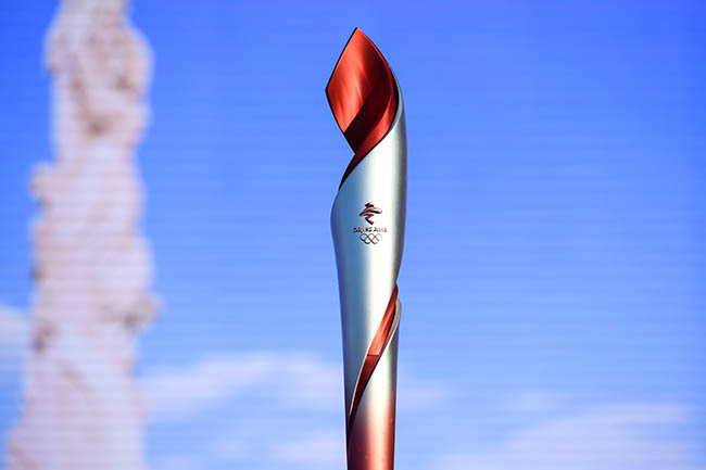 2022年北京冬奥会火炬红色线条随火炬转动而上下贯通,象征着激情的