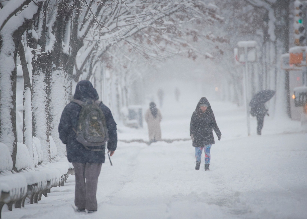 当地时间2022年1月7日,美国纽约布鲁克林,市民走在暴风雪的街头.