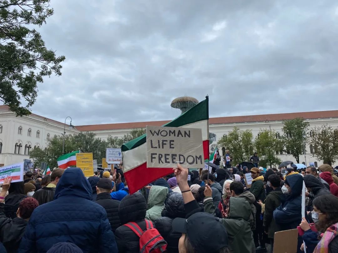 身处异乡的伊朗女孩 正在守望故乡的火焰