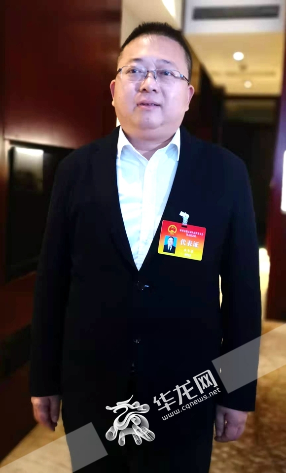 市人大代表,巫山县委常委,副县长水韦梁.