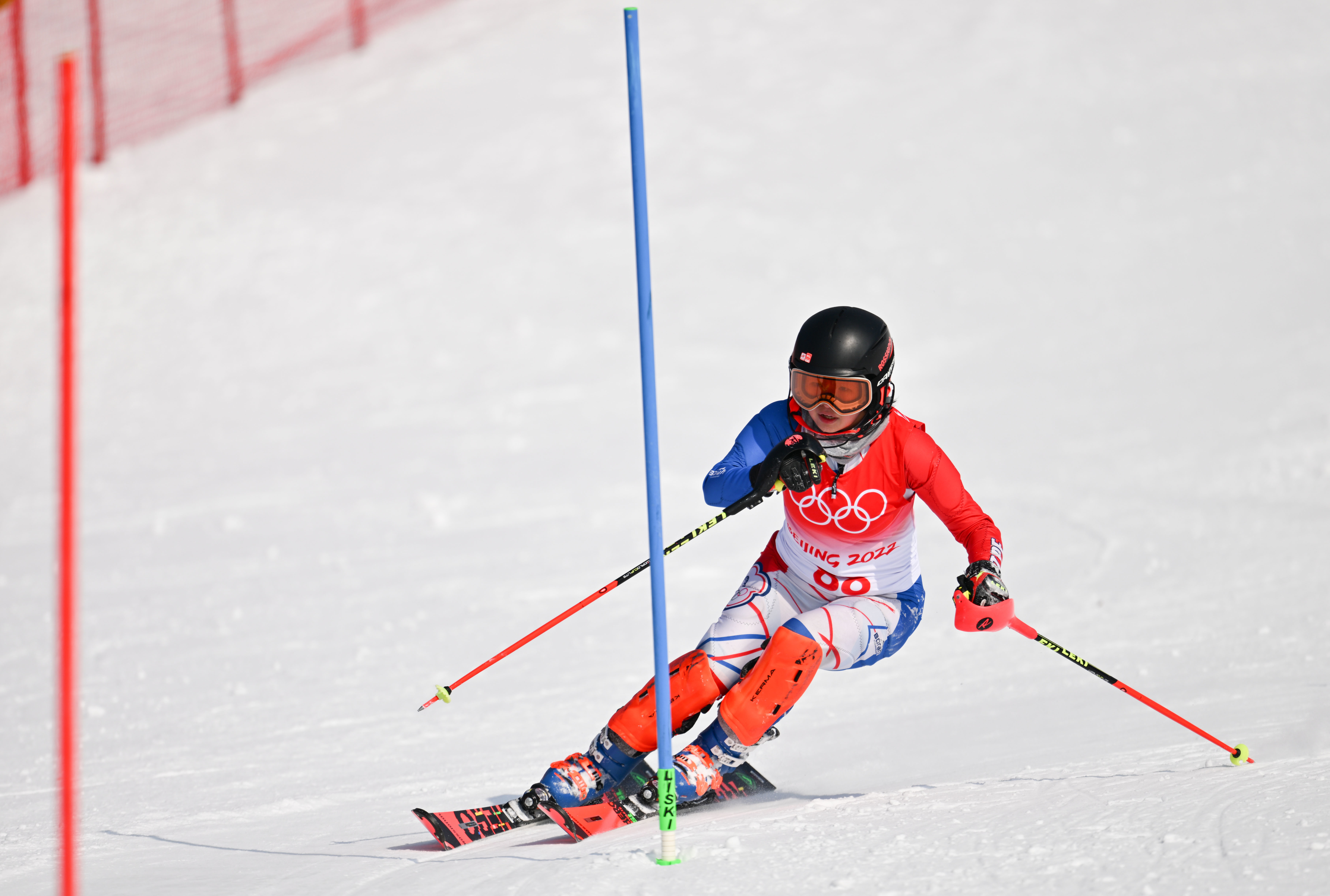 在赛场摔倒仍爬回重做中国台北高山滑雪选手不愿放弃比赛
