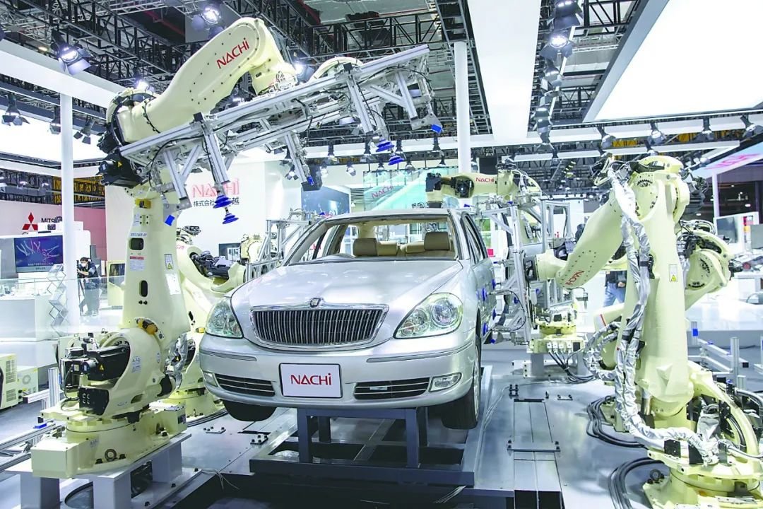 11月5日至10日，第五届中国国际进口博览会在国家会展中心（上海）举行。图为11月5日，在进博会技术装备展区，日本公司NACHI带来的高速、多用途SRA系列机器人正在组装汽车。（图片来源：视觉中国）