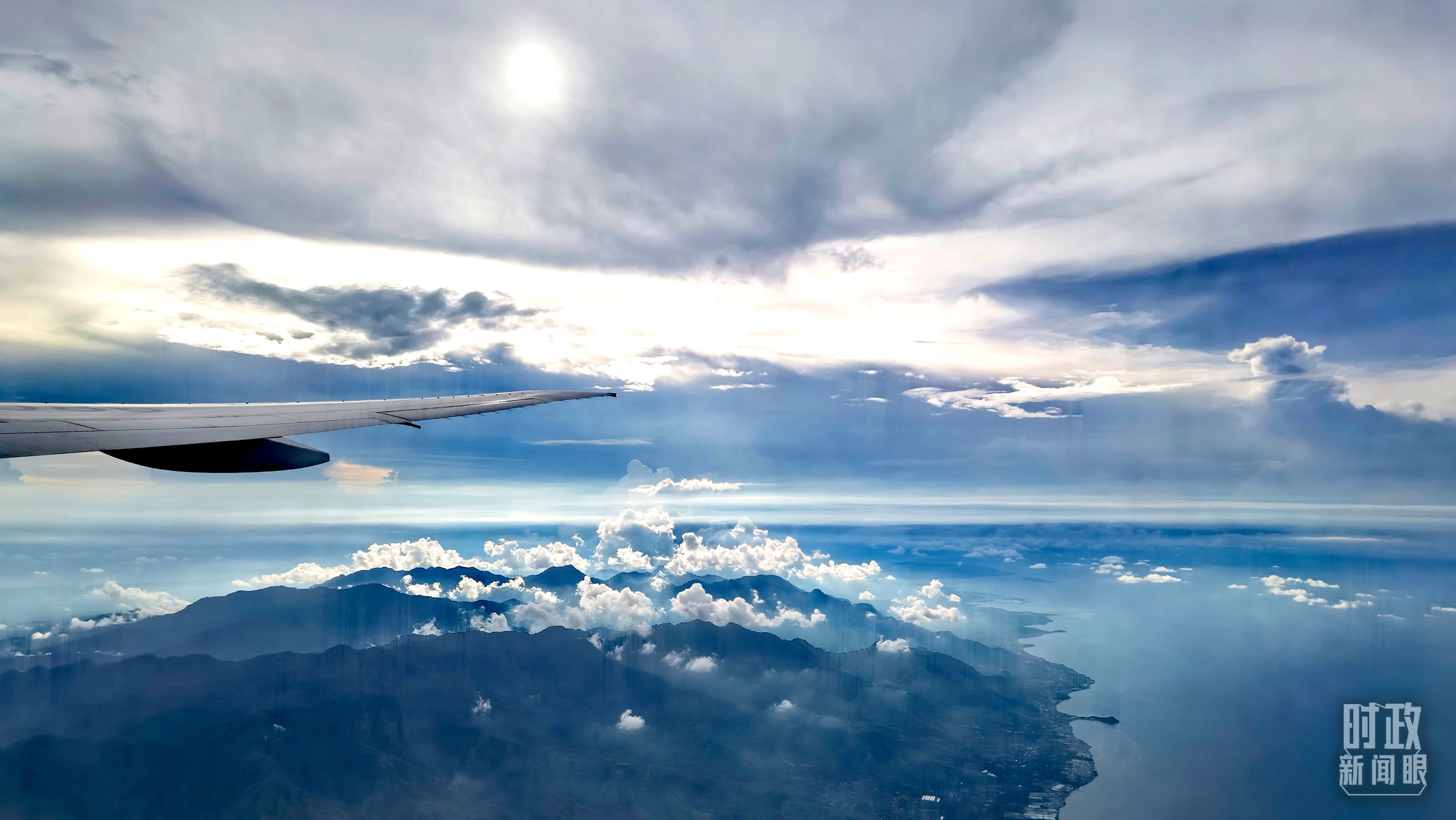 △空中俯瞰巴厘岛。（总台央视记者马亚阳拍摄）