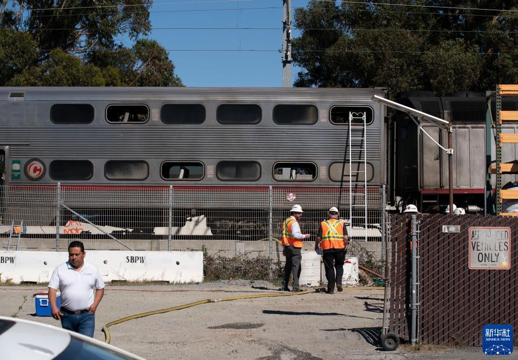 美国加州通勤列车与工程车辆相撞致13人受伤