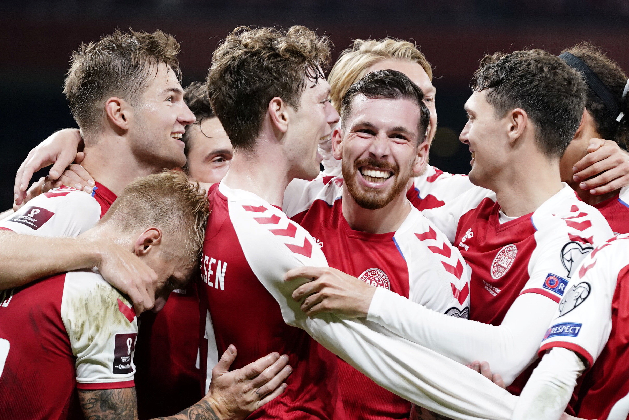 2021年9月7日，丹麦队球员在对阵以色列队的世界杯预选赛中庆祝进球。