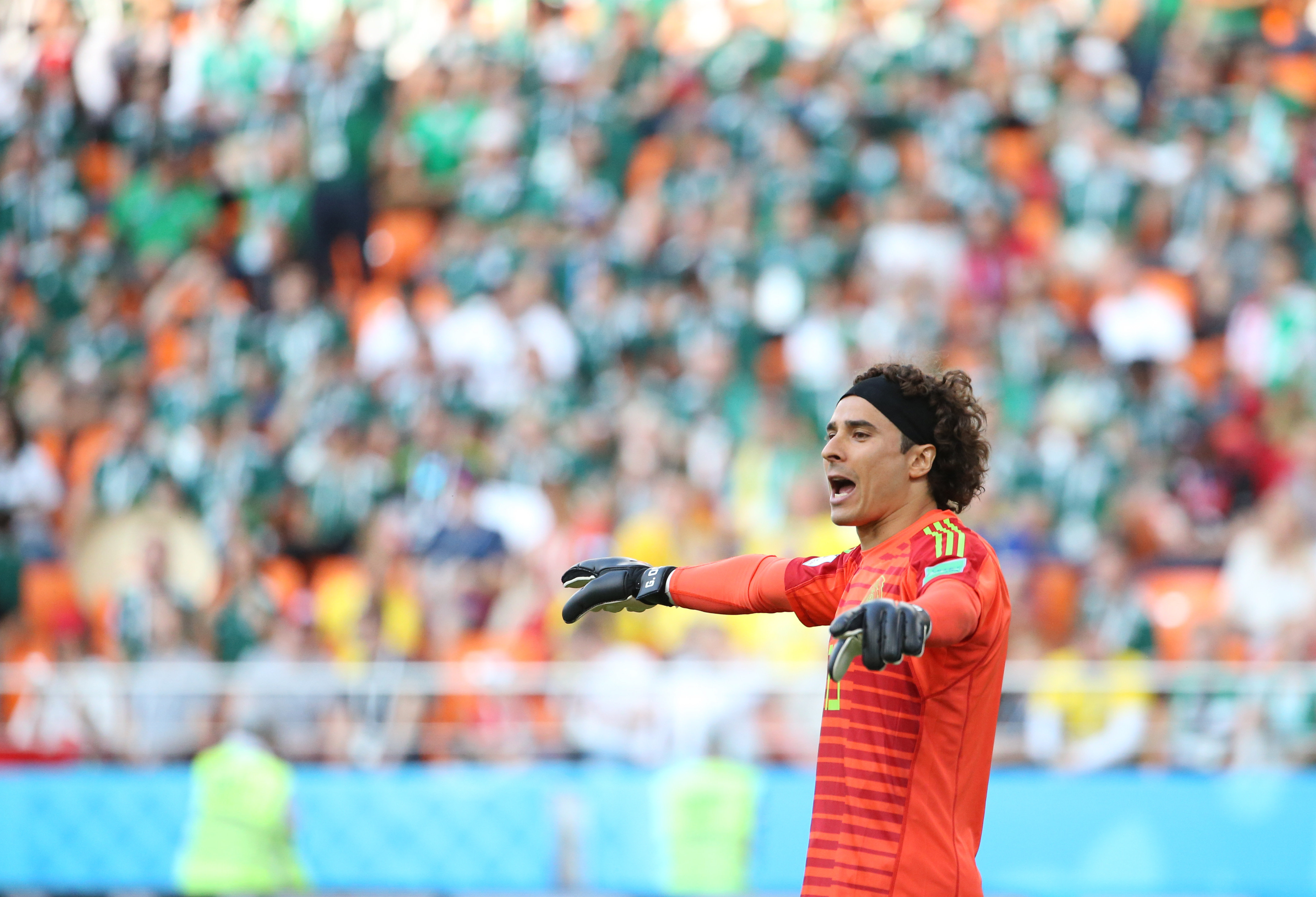 2018年6月27日，墨西哥队守门员奥乔亚在俄罗斯世界杯足球赛F组小组赛墨西哥队对阵瑞典队的比赛中。