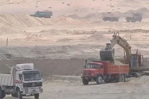 沙特播出的萨勒瓦运河施工的场景。这点人力物力很明显不足以挖出来这么一条规模堪比苏伊士运河的河。图源.Sabq newspaper