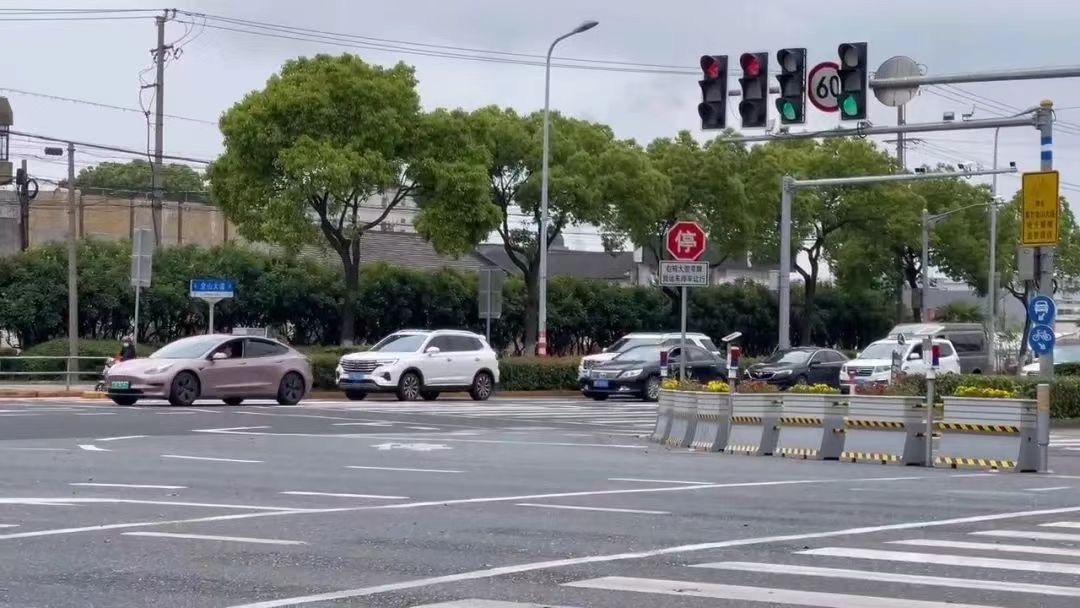 通行首日,金山路网交通整体平稳有序,全区车辆峰值出现在25日上午10点