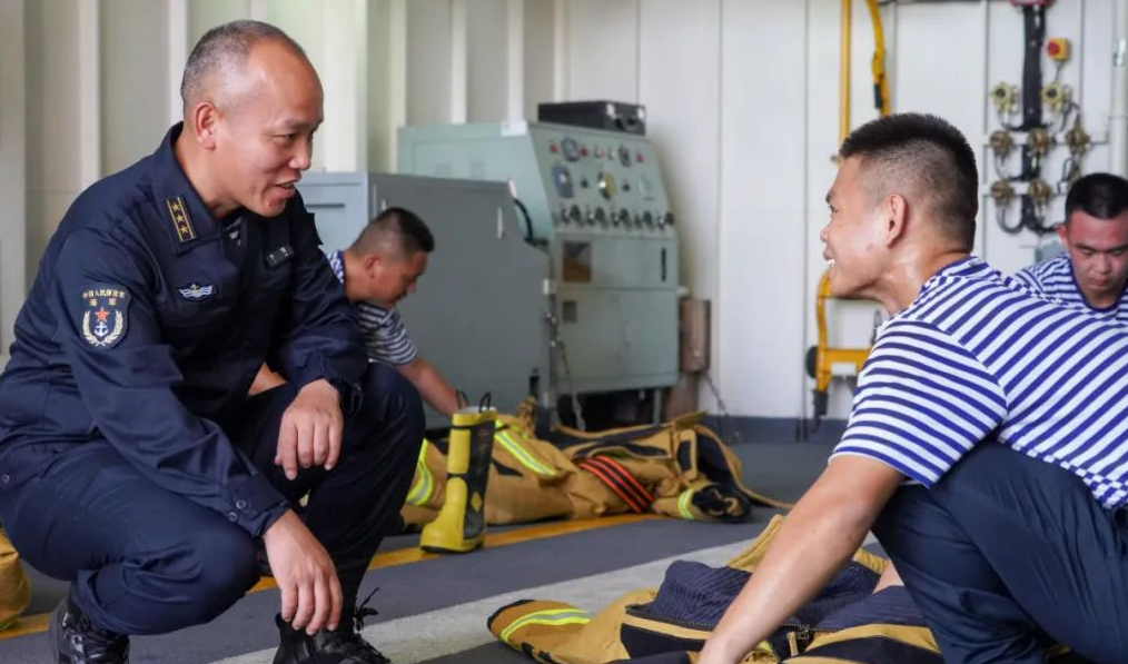 为了一项重要任务,055型万吨驱逐舰官兵视频连线“处在军事斗争准备前沿”的战舰政委