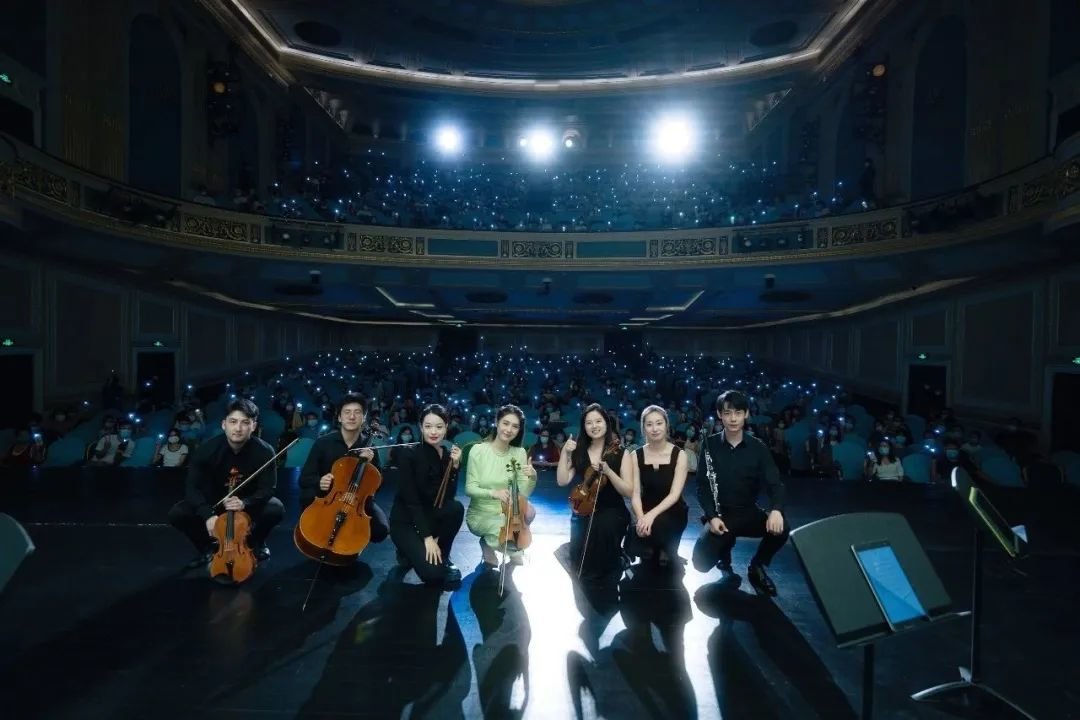 6岁小朋友在音乐会上大声点歌《孤勇者》 开心到模糊!