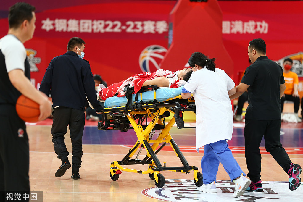 刘雁宇被紧急送医。