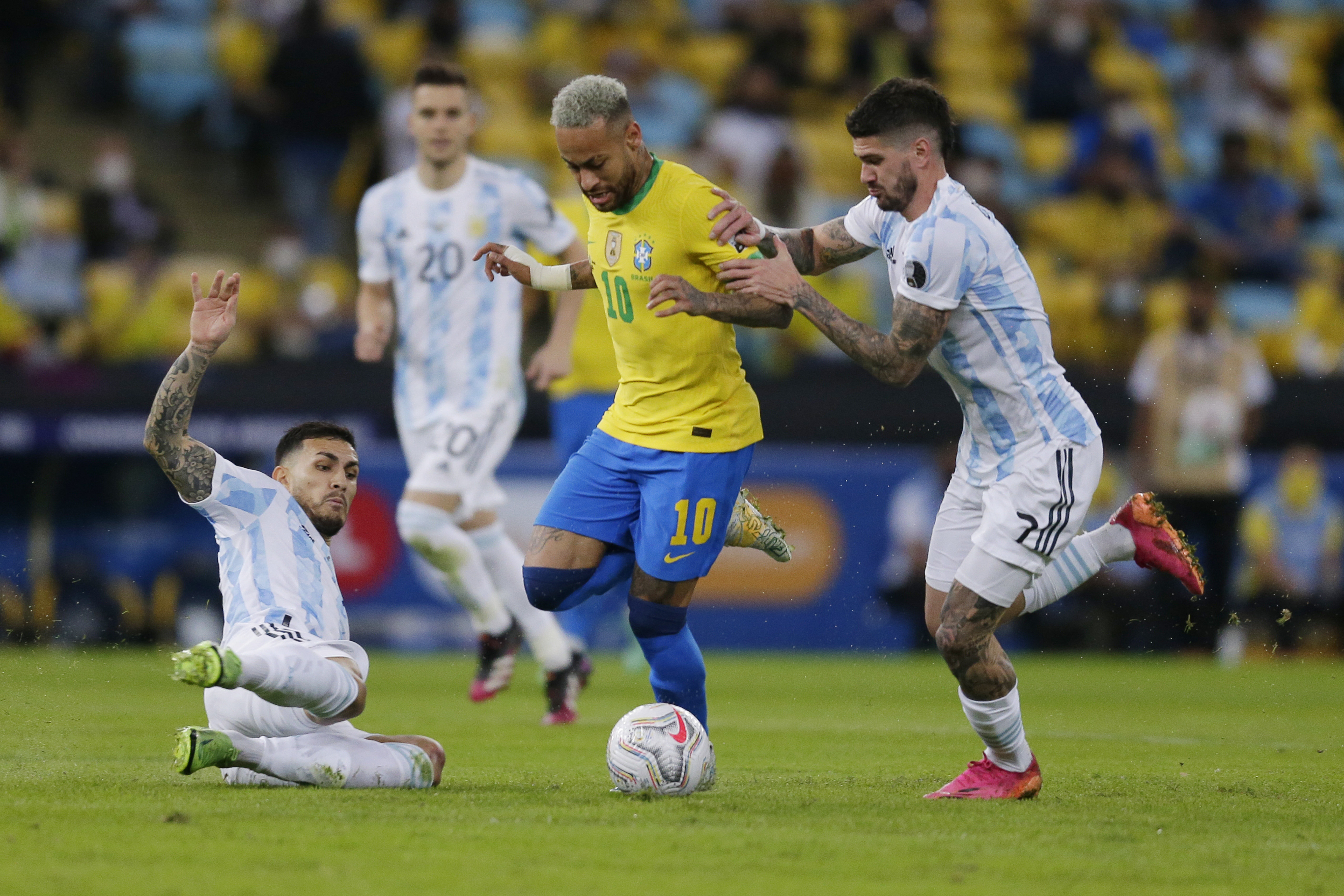 2021年7月10日，巴西队球员内马尔（右二）与阿根廷队球员德保罗（右一）在美洲杯决赛中拼抢。