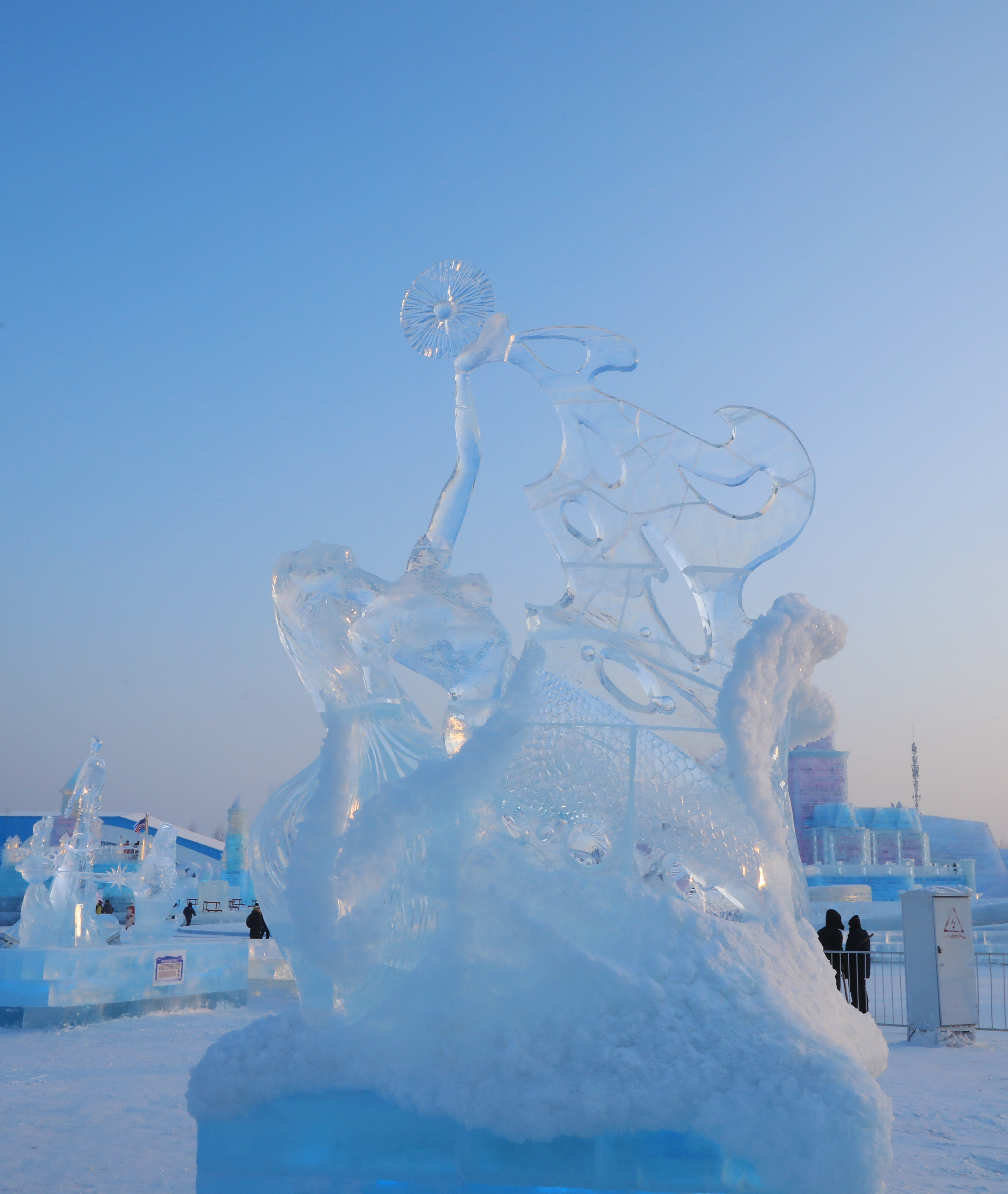 哈尔滨举办的国际组合冰雕大赛上的作品 图 视觉中国