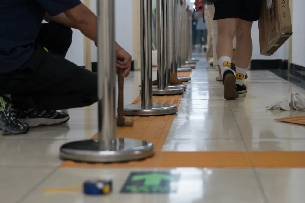 学校宿舍专门为文晴安装的盲道贴 | 王一凡