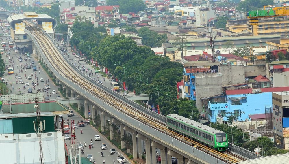 列车在越南首都河内吉灵-河东轻轨线上行驶。新华社/越通社