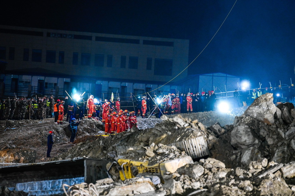 2021年1月3日晚,贵州毕节山体滑坡事故现场,已调集应急,消防,住建