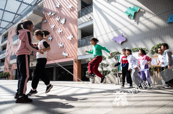 张质 摄学生:做校长的学生很幸福重庆谢家湾学校的学生们观看了刘希娅