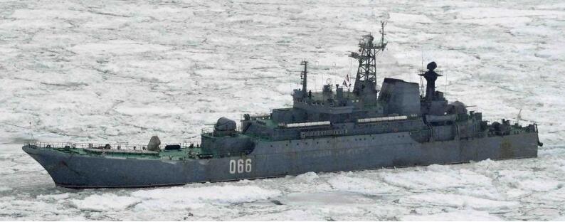 775型登陆舰两艘,055"涅维尔斯科伊海军上将号"号,066"奥斯利维亚号"
