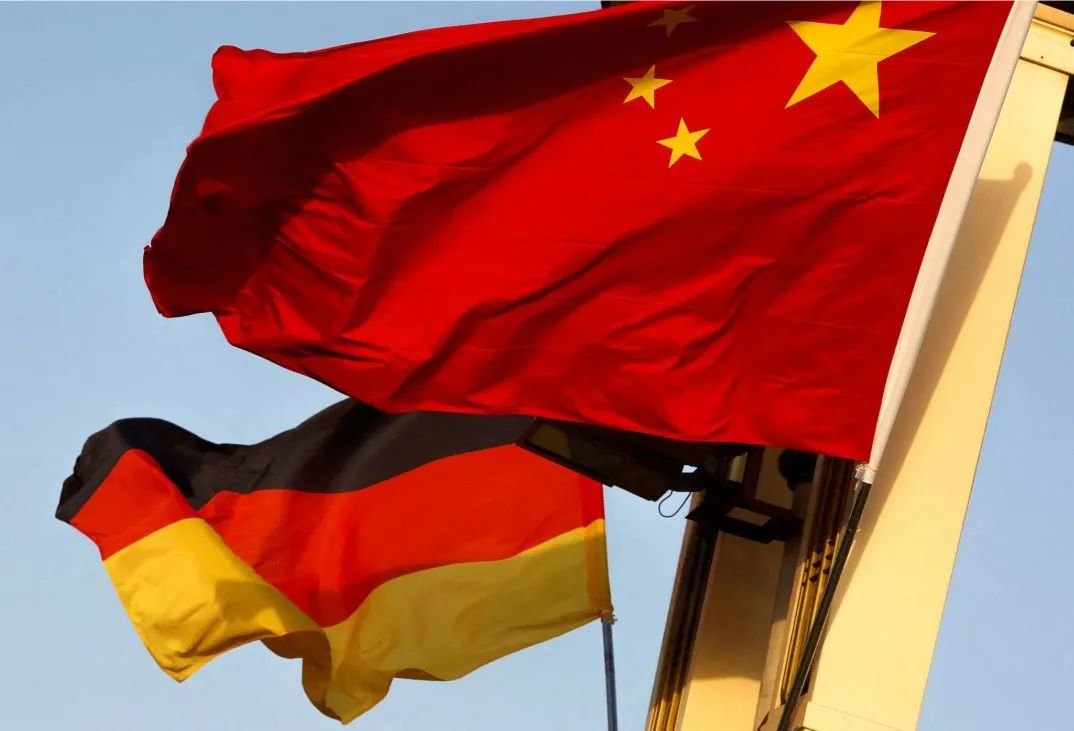 美媒:中国同意批准为在华外国居民提供复必泰mRNA新冠疫苗