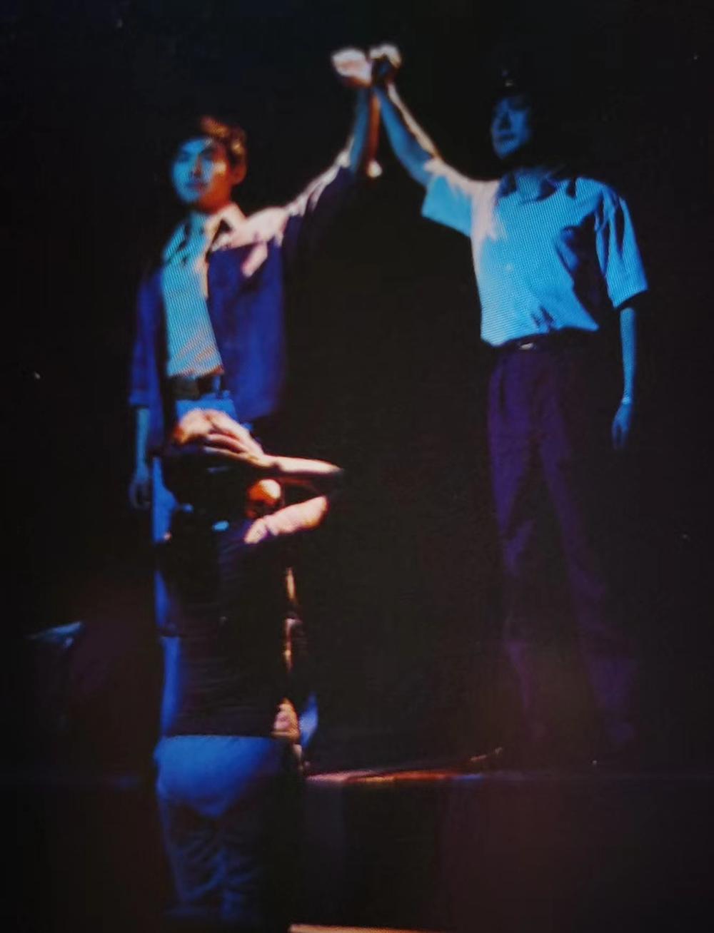 《绝对信号》1982年首演剧照 黑子(肖鹏饰,左后)、蜜蜂(尚丽娟饰,左前)、小号(丛林饰,右后)