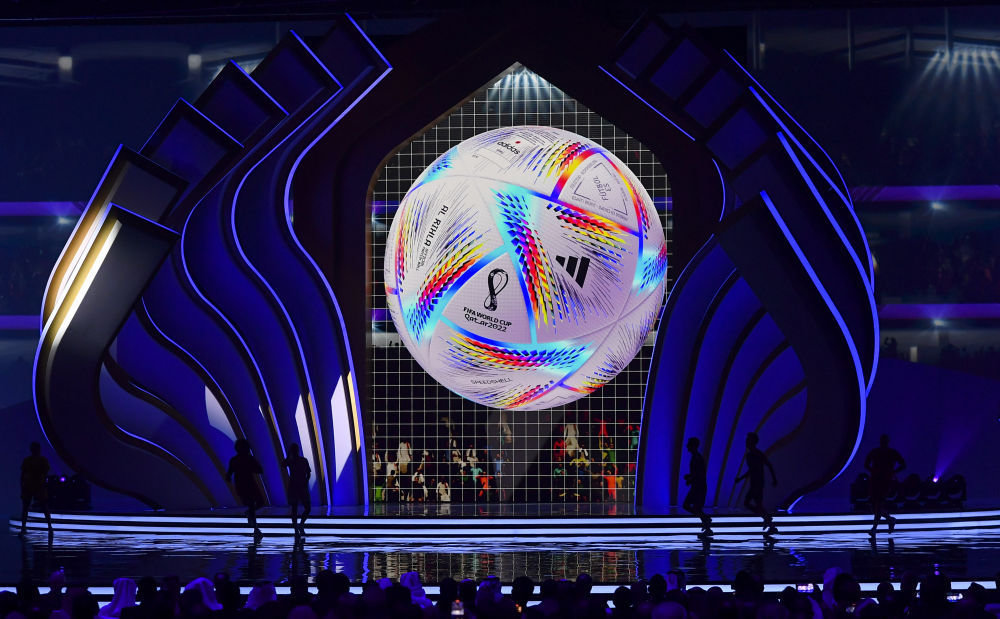 ▲当地时间2022年4月1日，卡塔尔世界杯抽签仪式现场大屏幕上展示官方用球。图/新华社