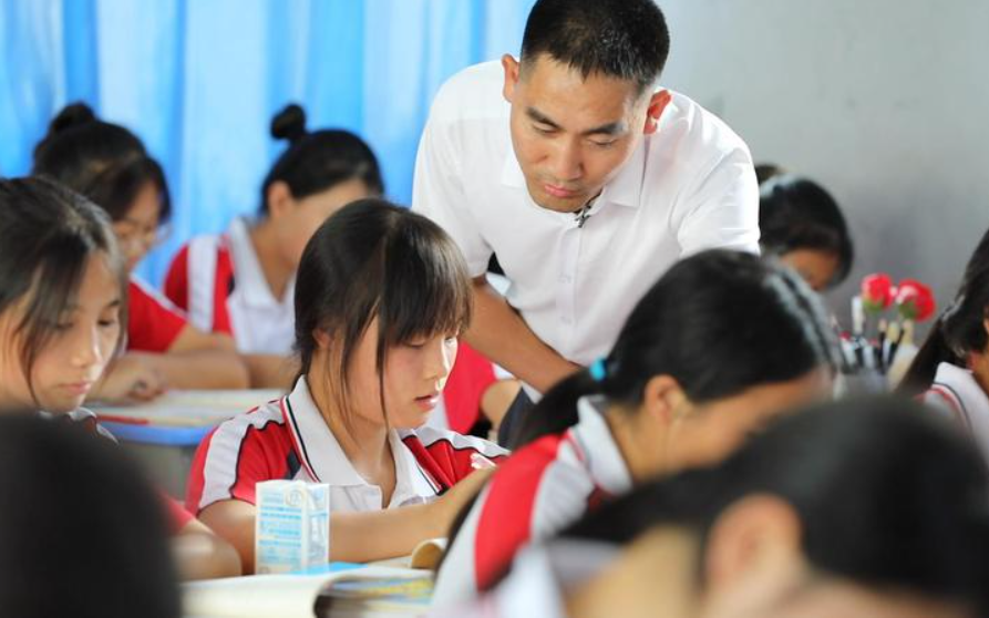 ▲2022年8月26日，贵州省望谟县实验高中党总支副书记、副校长刘秀祥在课上辅导学生。