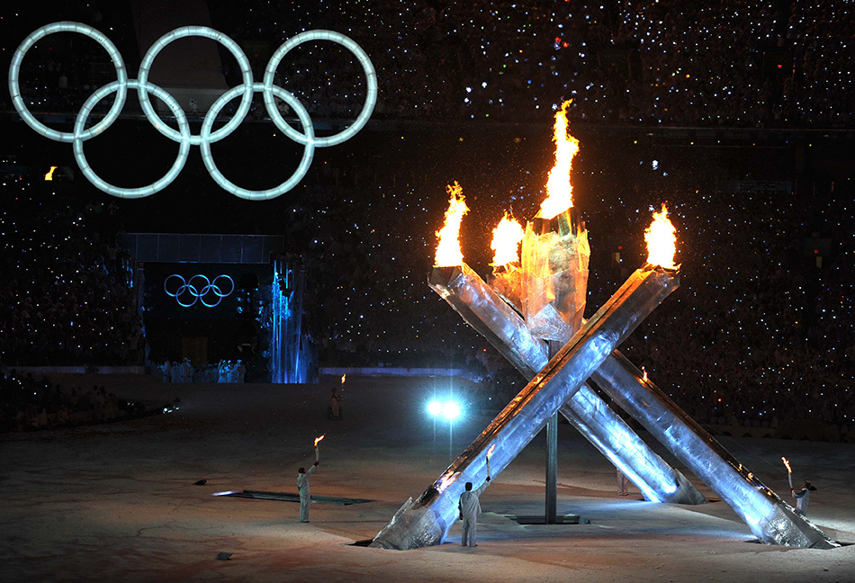当地时间2010年2月13日,加拿大温哥华冬奥会开幕式上,主火炬被点燃.