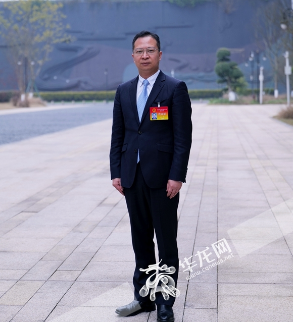 重庆市人大代表,巫溪县委副书记,县政府县长王中.通讯员 乔洛阳 摄