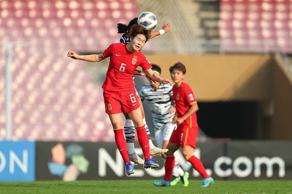 中国女足队员张鑫在比赛中.