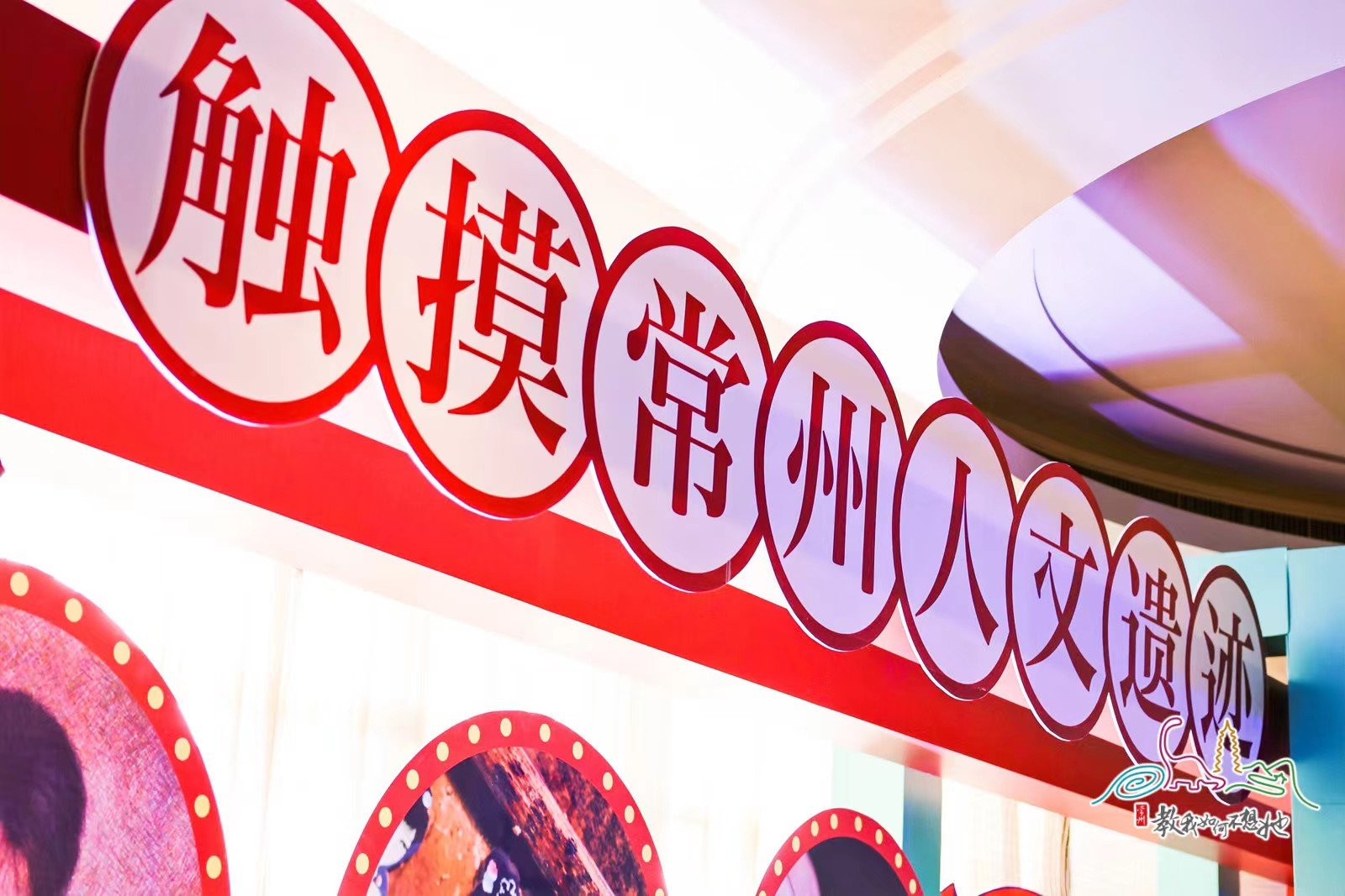 图为:巴特朝格图与边境派出所民警维修维护边境铁丝网 白玉泉摄.JPG