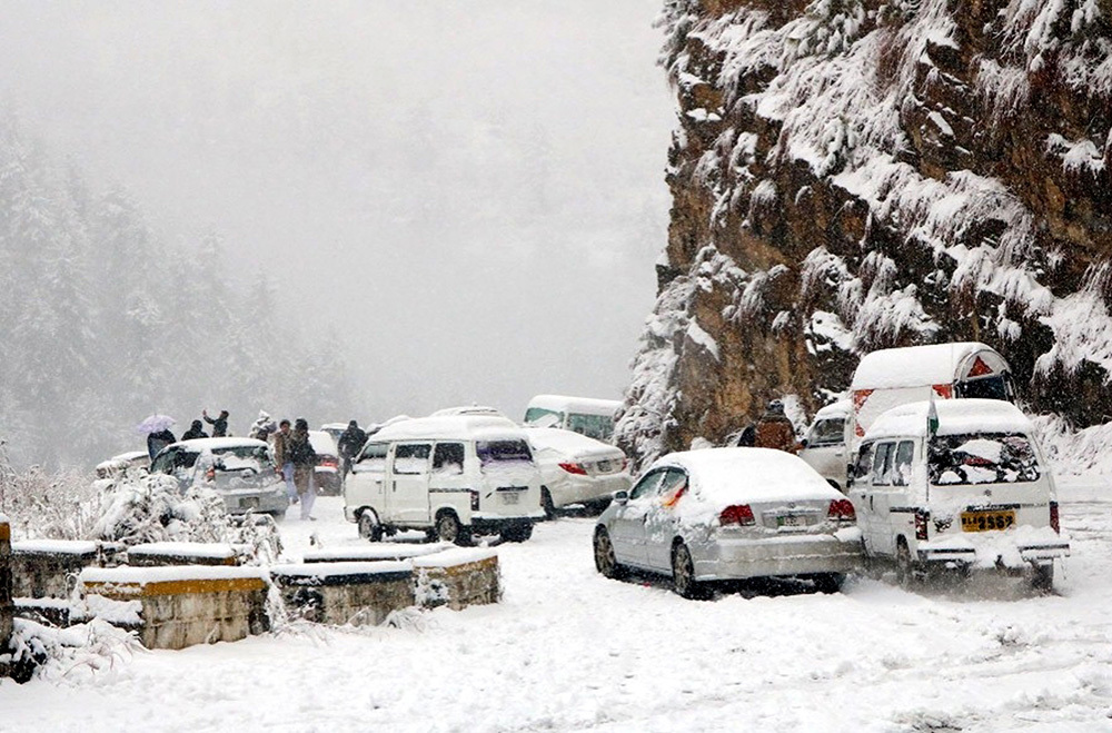 当地时间2022年1月8日,巴基斯坦北部度假胜地穆里山区的雪灾现场.