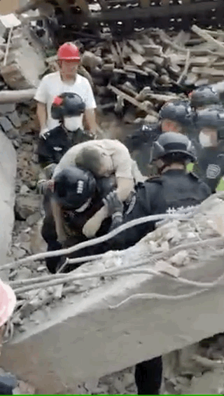 甘孜特警突击救援小组在垮塌的房子下救下一男子