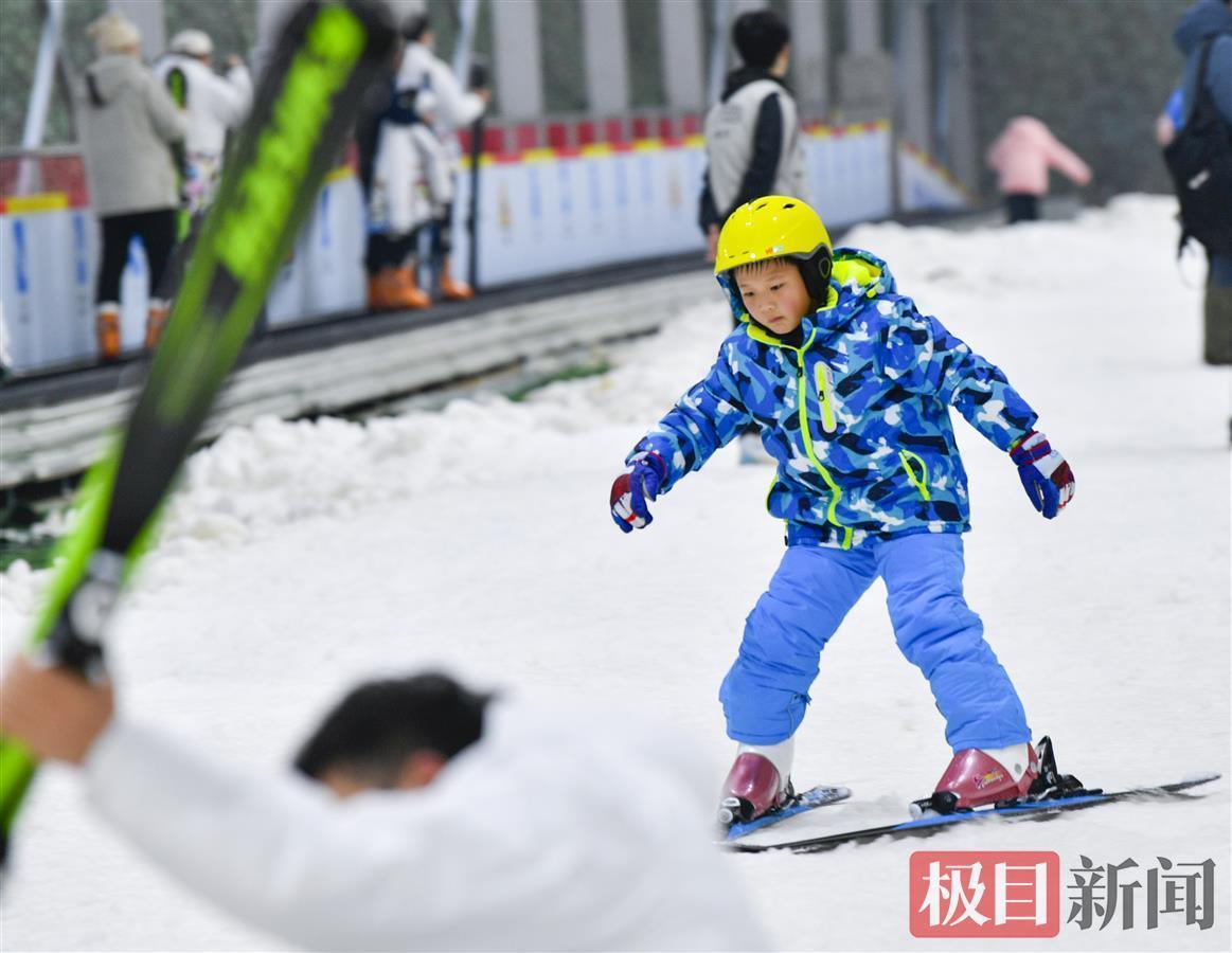 上午九点半,武汉趣谷滑雪场刚开门就迎来了大量滑雪爱好者.