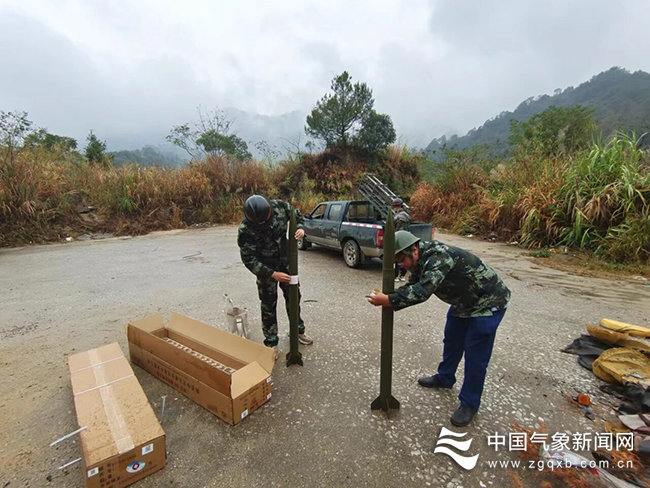11月3日至5日,广西壮族自治区贺州市人工影响天气部门抓住有利时机,出动增雨作业人员80多人次、各类车辆21台次,在昭平、富川、钟山、平桂、八步实施地面人工增雨作业15次。在自然降水和人工催化的共同作用下,贺州市普降小到中雨,局部大雨。这场“及时雨”对全市旱情缓解、农田墒情改善、森林防火等起到了积极的作用。 周剑波 图