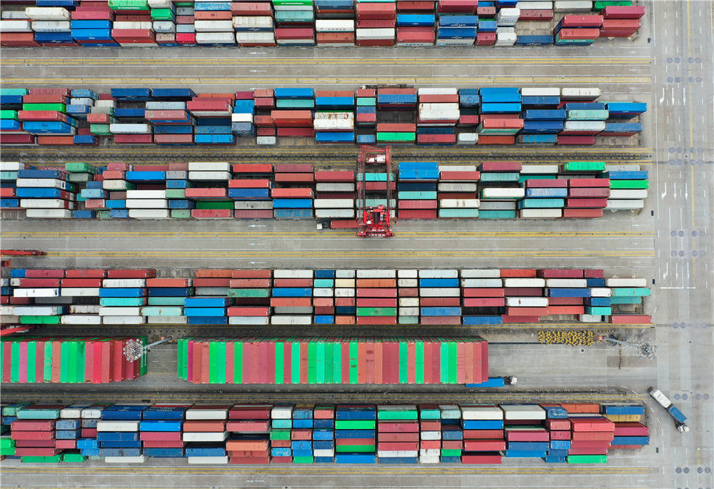 这是4月15日拍摄的上海洋山港集装箱码头（无人机照片）。</p><p><img dropzone=