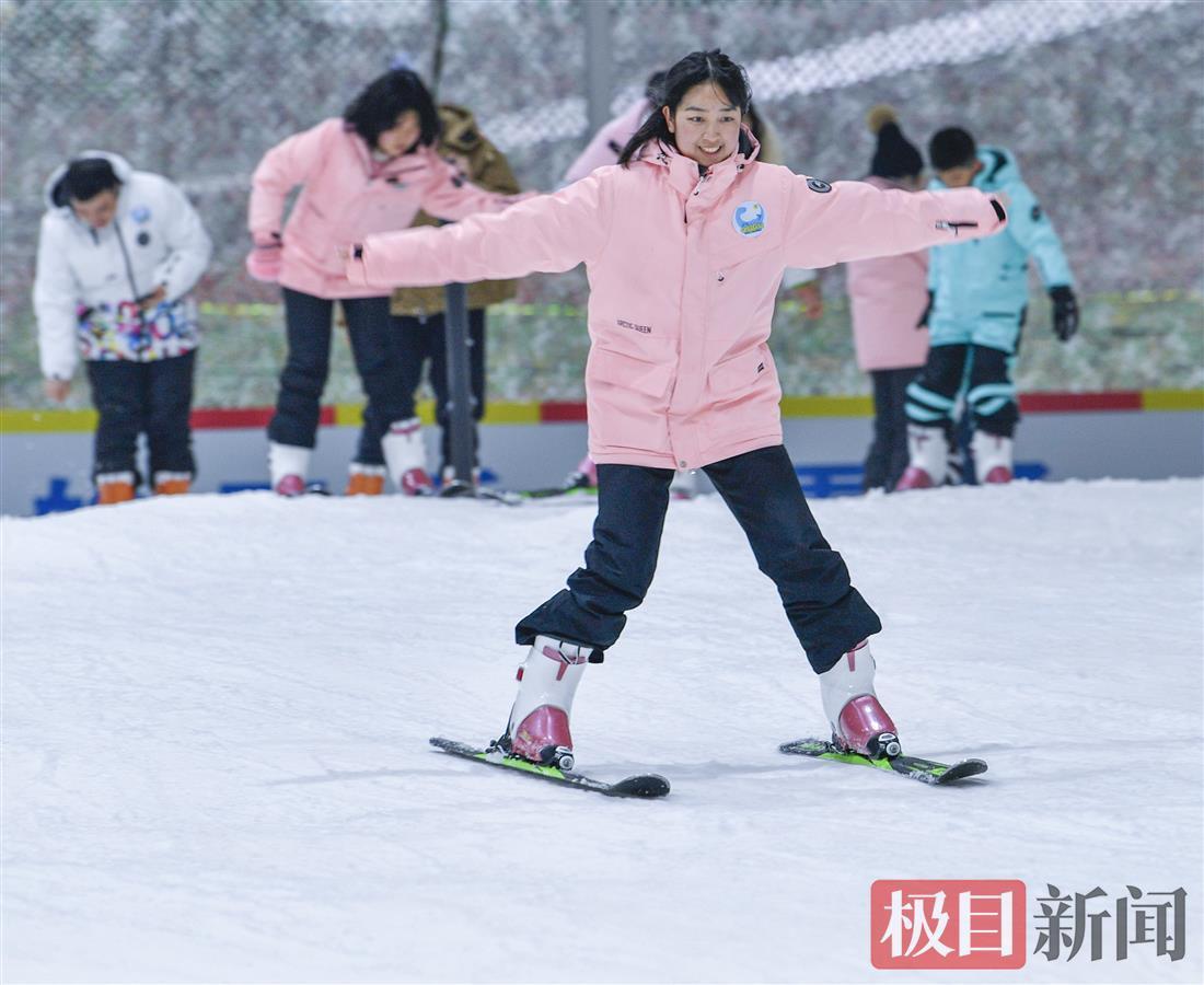 武汉首个户外滑雪场开园迎客武汉人可以就地享受冰雪运动的乐趣