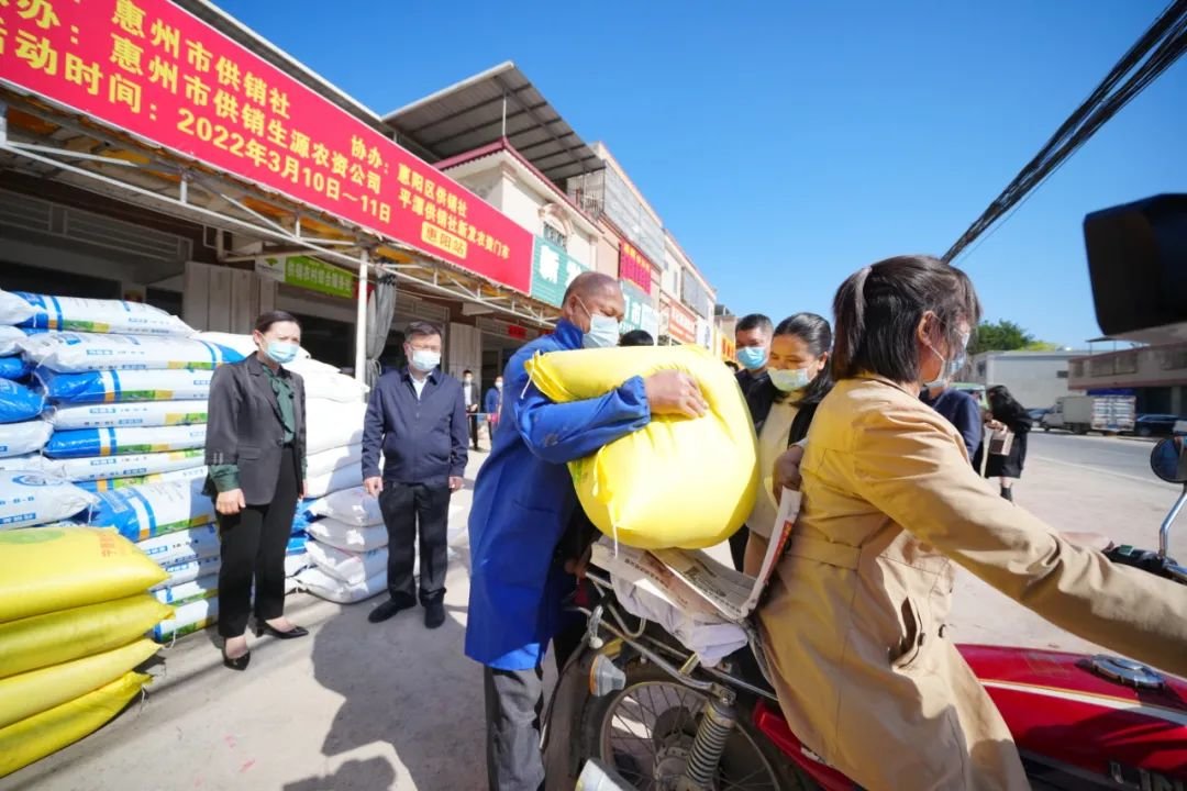 2022年3月10日,广东惠州市供销社分别于3月10日至11日、14日至15日、17日至18日在惠阳区平潭供销社新发农资门市、惠城区横沥供销社农资八门市、博罗县公庄镇阿清惠农农资店开展碳铵、磷肥、尿素、复合肥让利活动。图/视觉中国